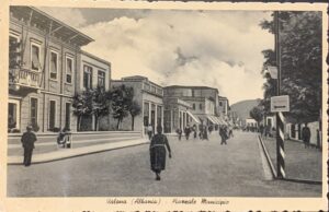 Cartolina d'epoca - Valona (Albania). Piazzale Municipio 1940