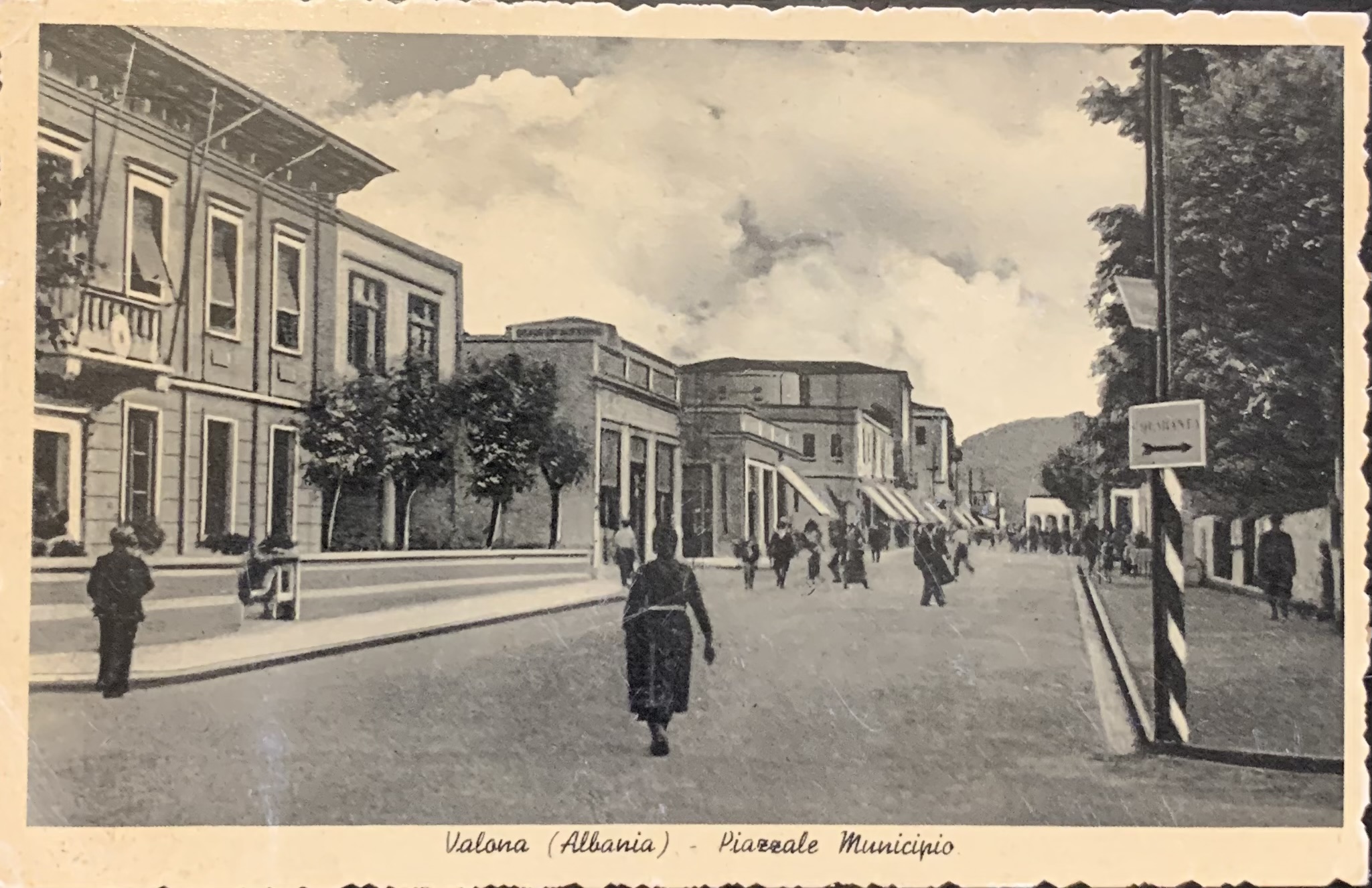 Cartolina d'epoca - Valona (Albania). Piazzale Municipio 1940 - immagine 1